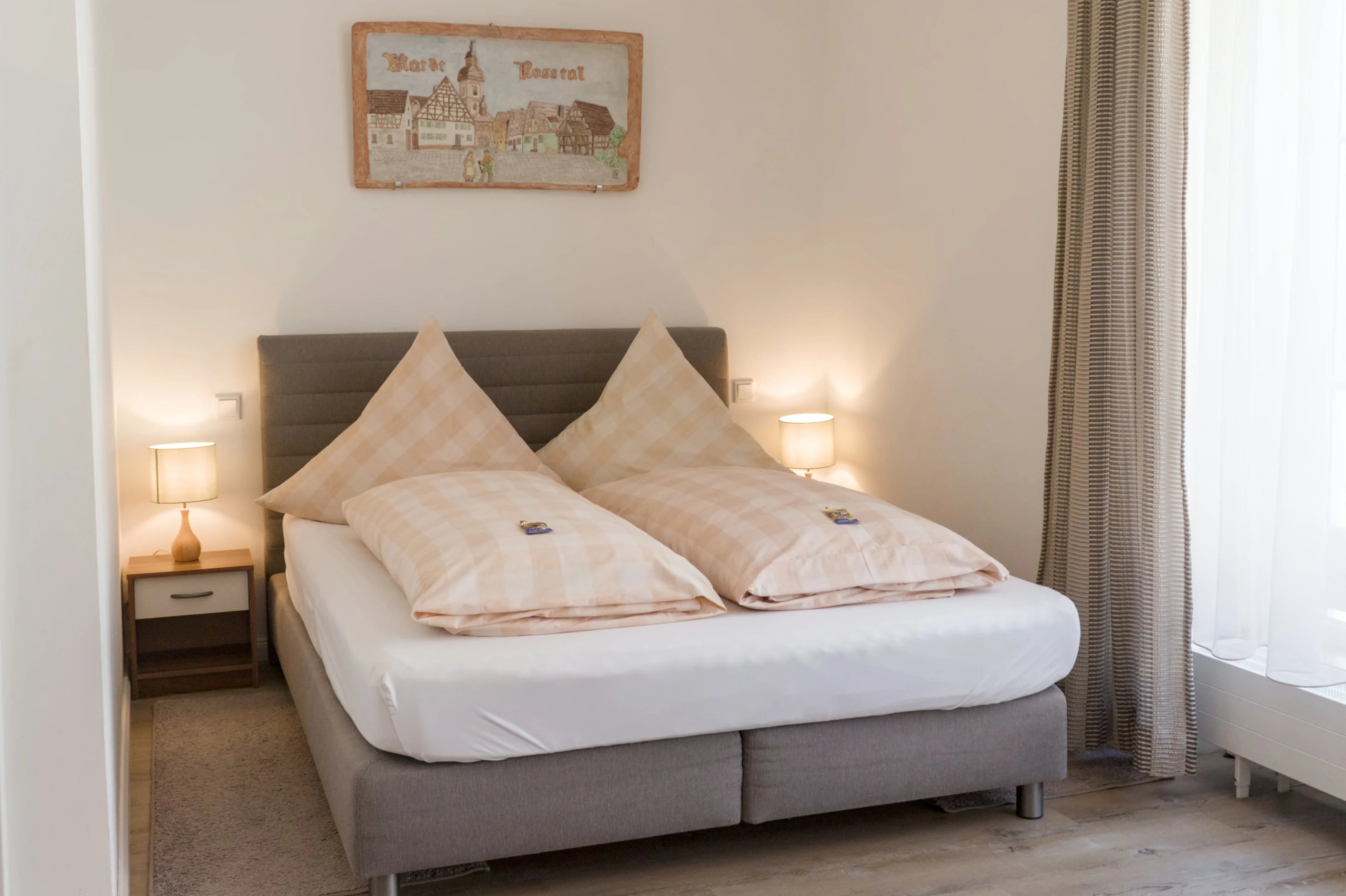 Apartment Nova mit Doppelbett und großer Fensterfront
