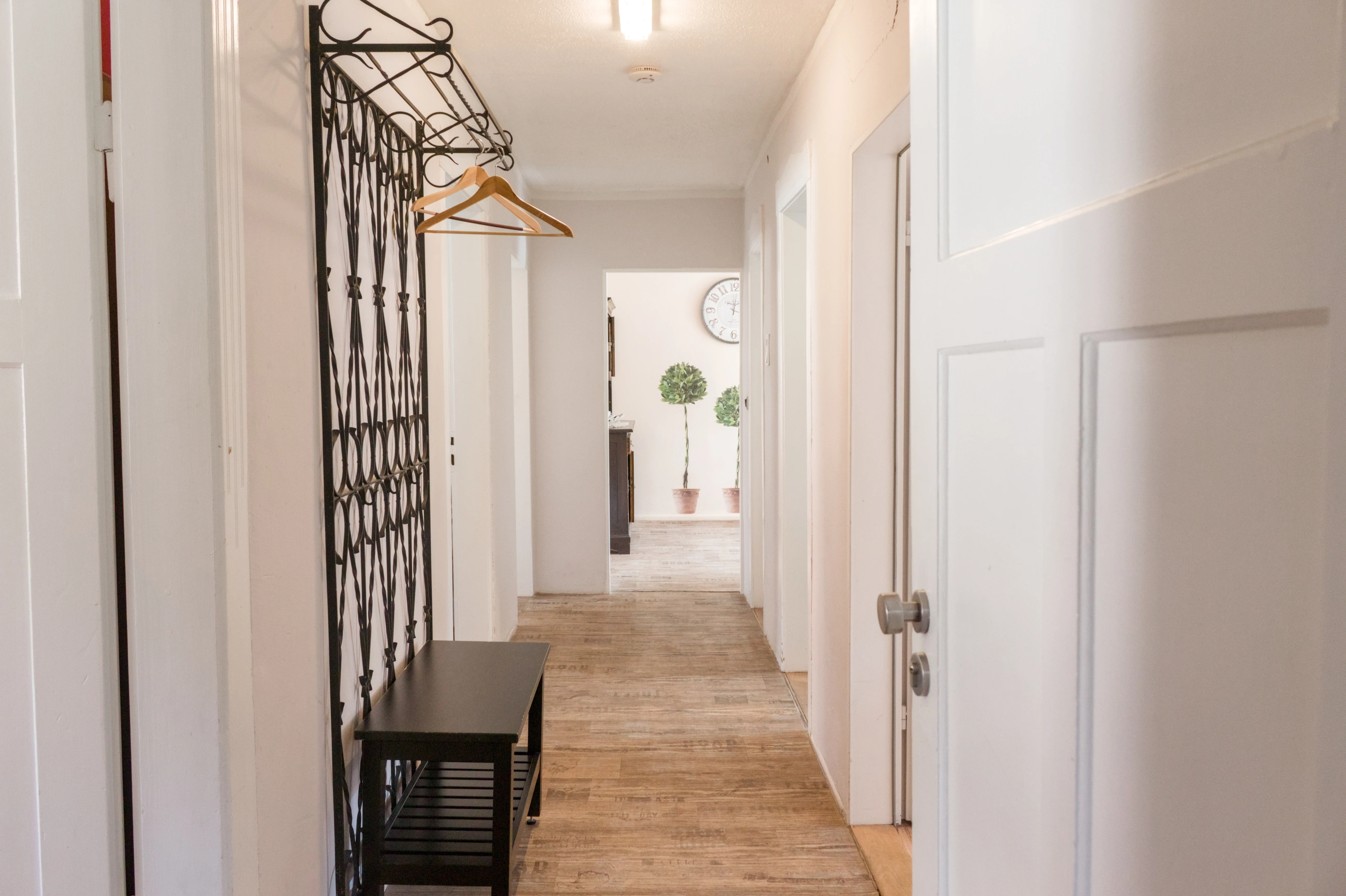 Heller Flur der Ferienwohnung Rosen-Nussbaum mit Garderobe